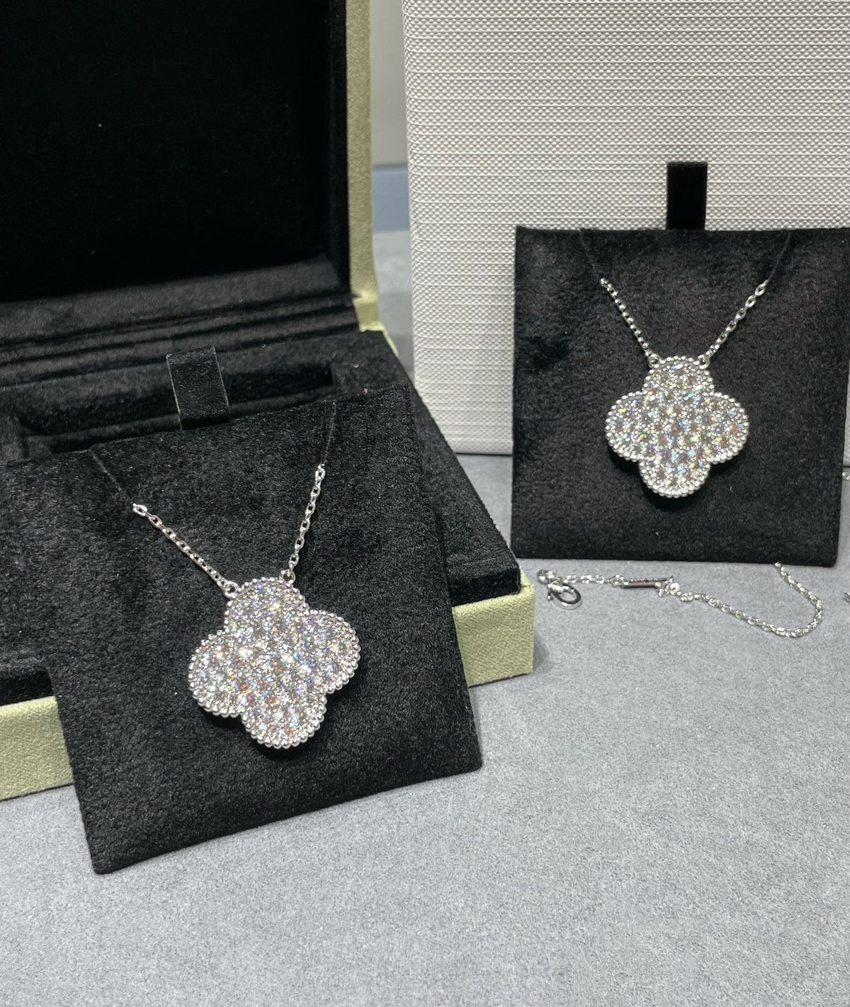??MIRA?¡¥CLOVER 25MM LARGE PENDANT DIAMOND PAVED SILVER NECKLACE