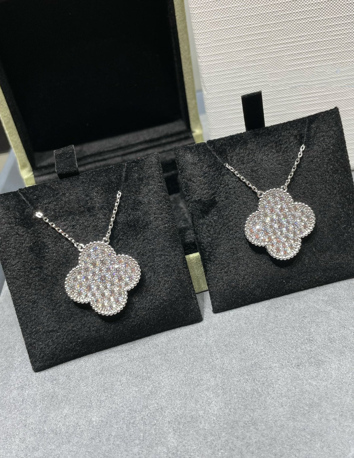 ??MIRA?¡¥CLOVER 25MM LARGE PENDANT DIAMOND PAVED SILVER NECKLACE