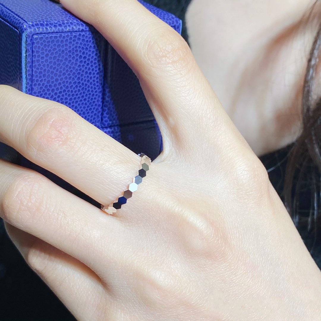 ??MIRA?¡¥BEE LOVE SMALL RING