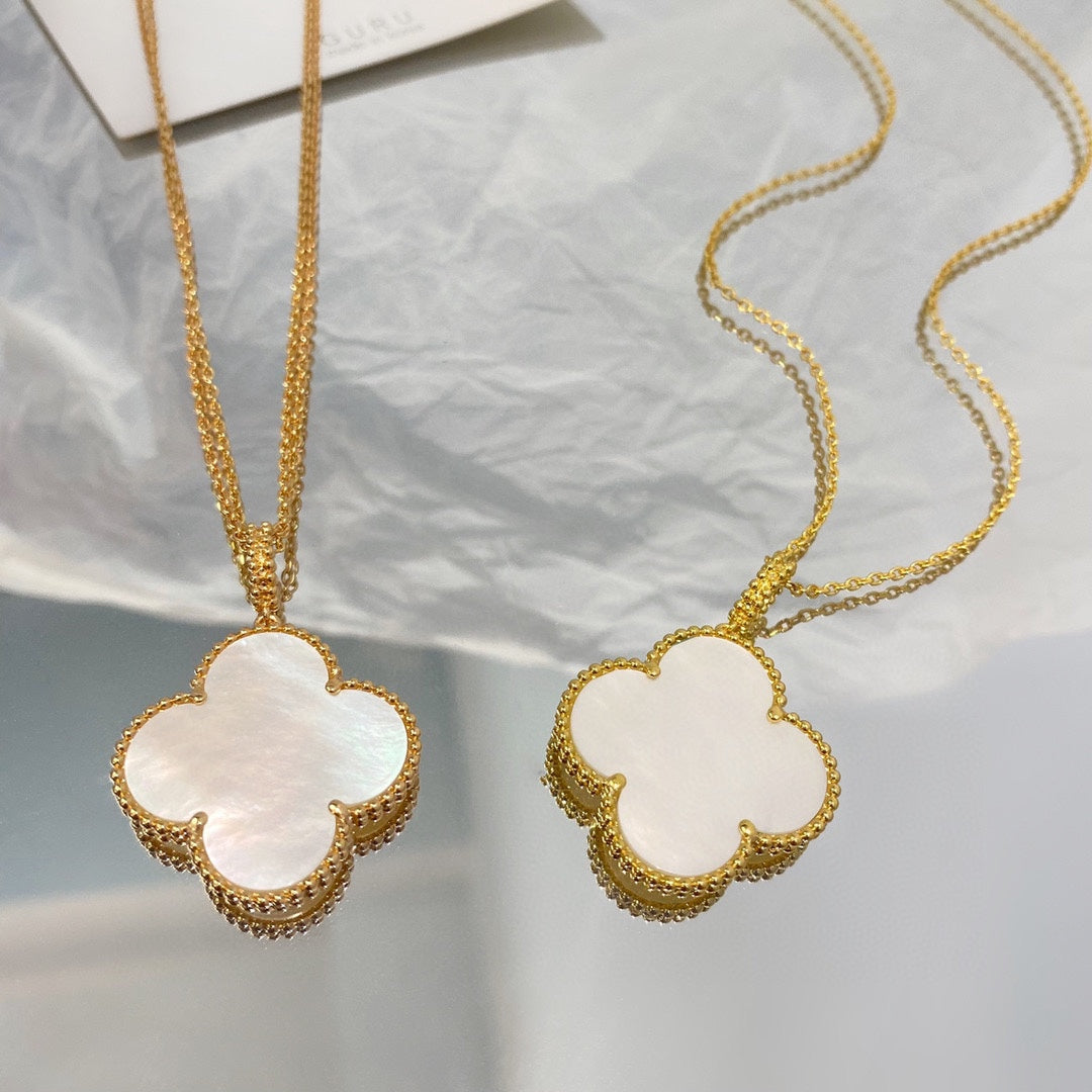 ??MIRA?¡¥CLOVER 25MM MOP LARGE PENDANT NECKLACE