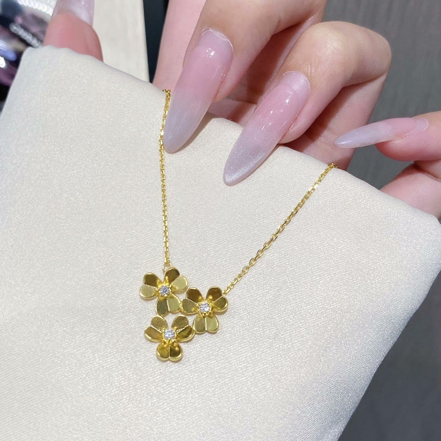 ??MIRA?¡¥FRIVOLE ROSE GOLD FLOWER DIAMOND NECKLACE