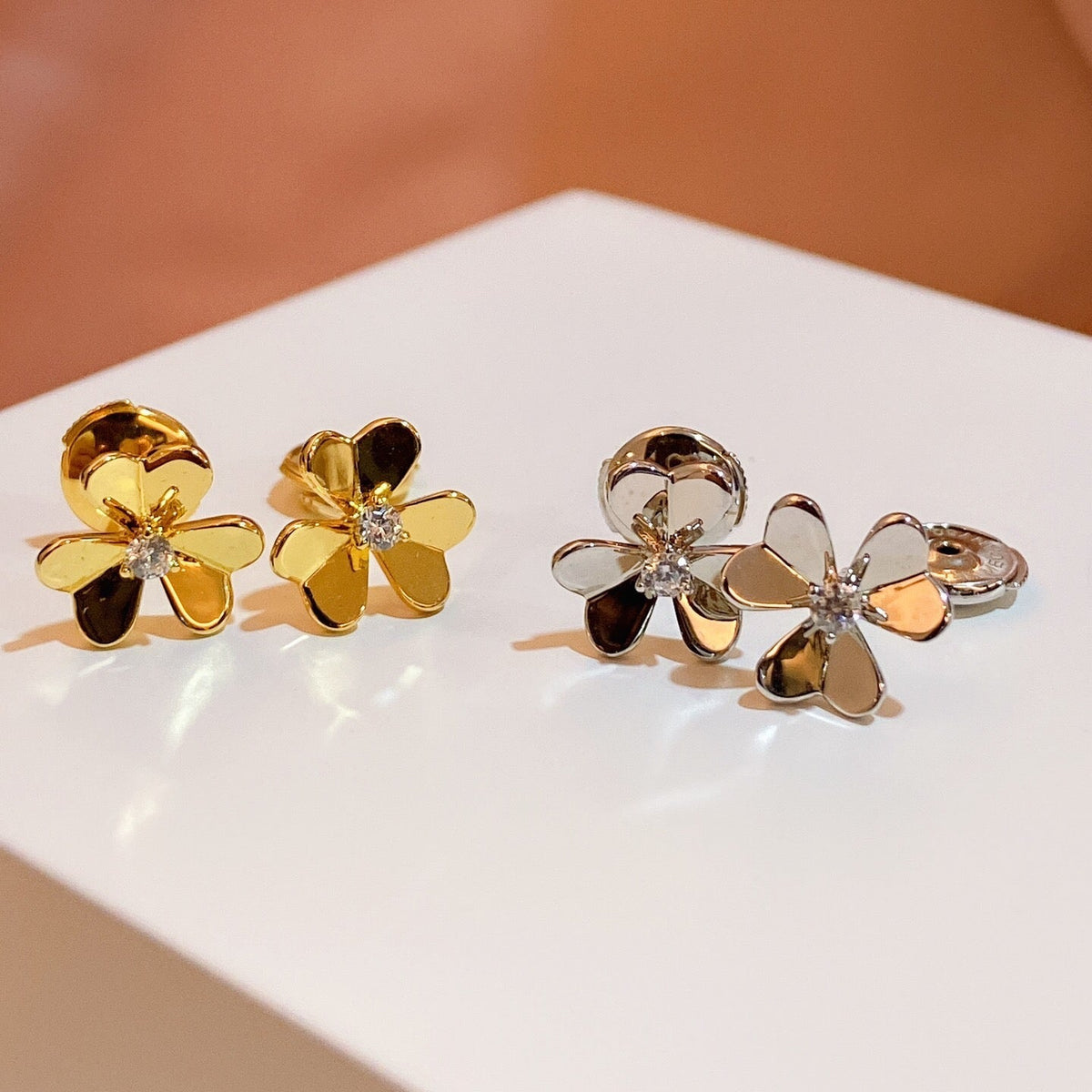 ??MIRA?¡¥FRIVOLE MINI FLOWER EARRINGS