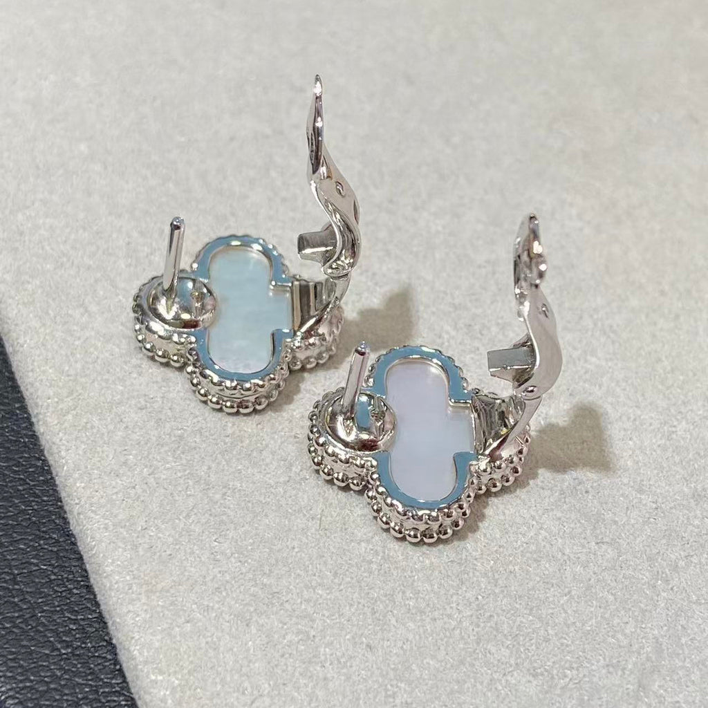 [MIRA] CLOVER LARGE (20mm) 1 MOTIFS WHITE MOP STUD EARRINGS