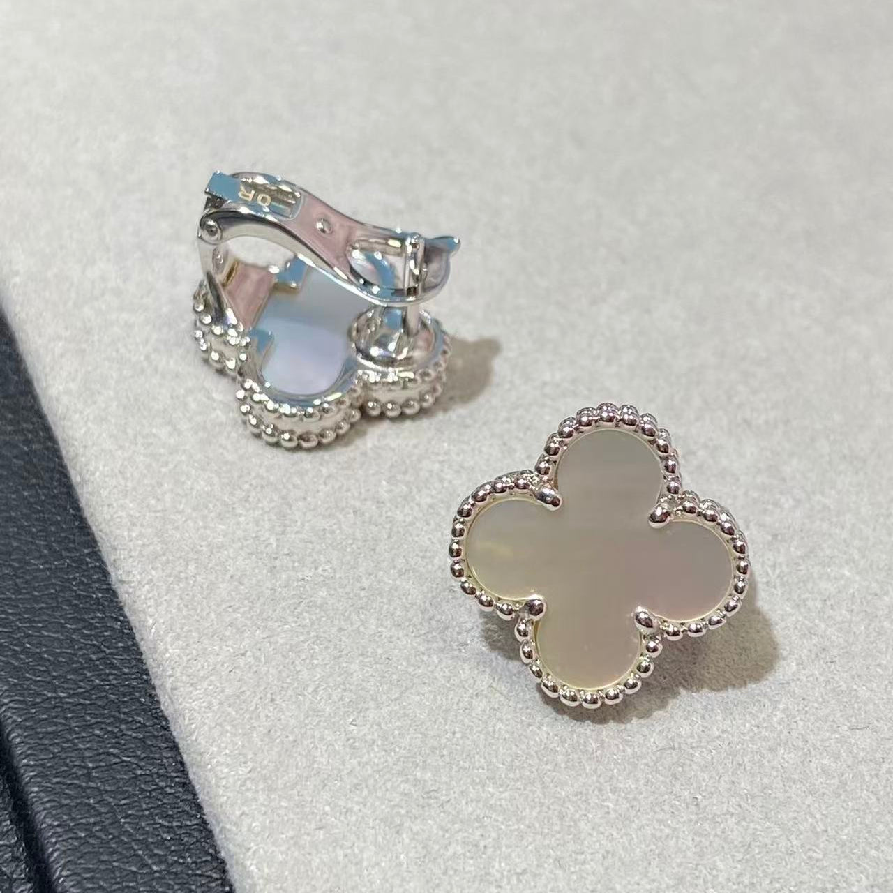 [MIRA] CLOVER LARGE (20mm) 1 MOTIFS WHITE MOP STUD EARRINGS