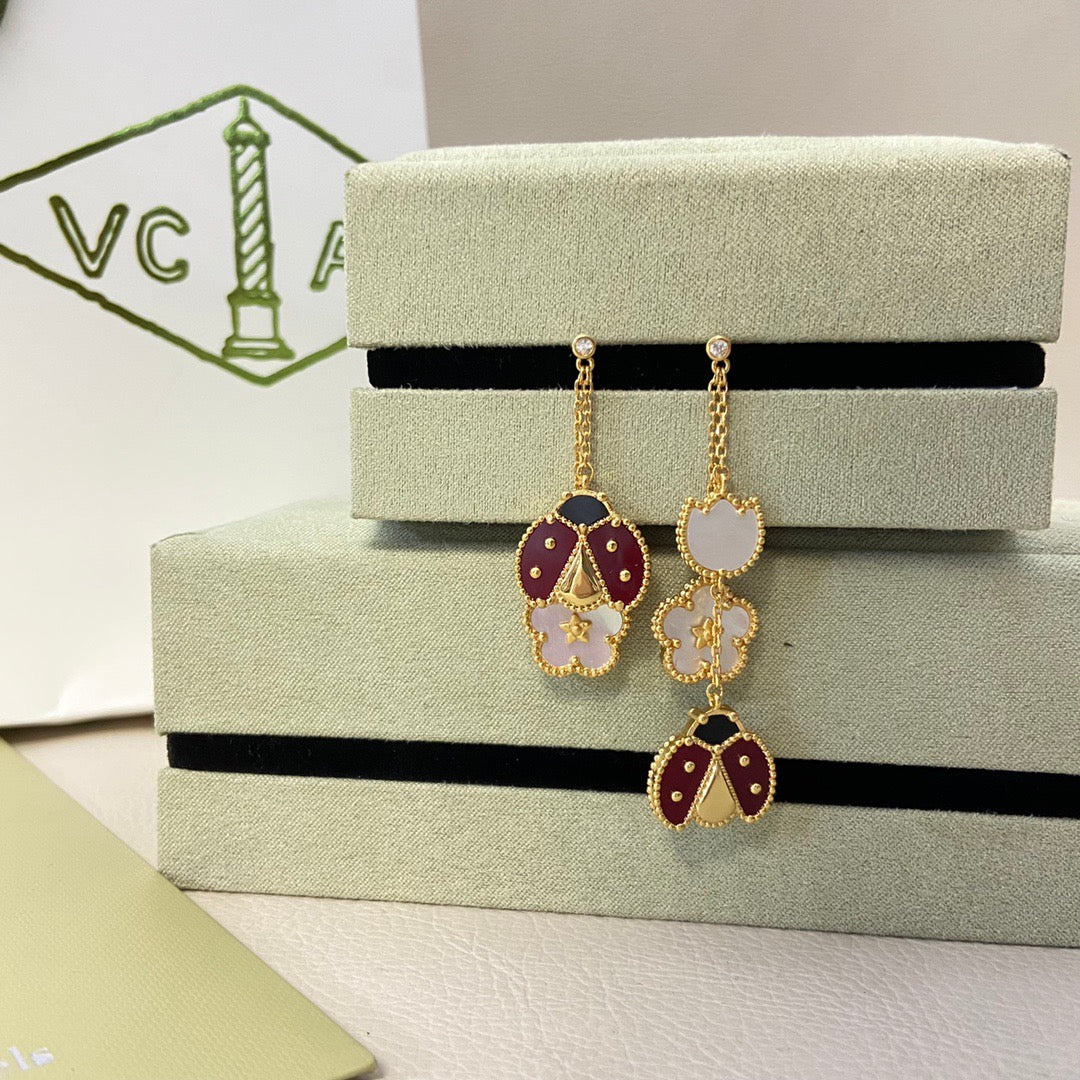 ??MIRA?¡¥LUCKY LADYBUG WHITE MOP EARRINGS