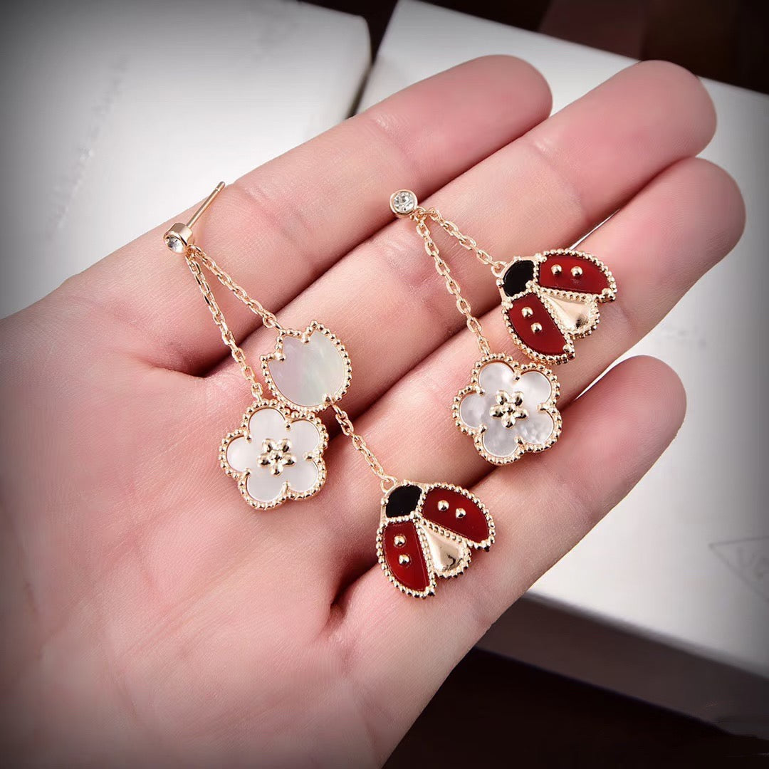 ??MIRA?¡¥LUCKY LADYBUG WHITE MOP EARRINGS