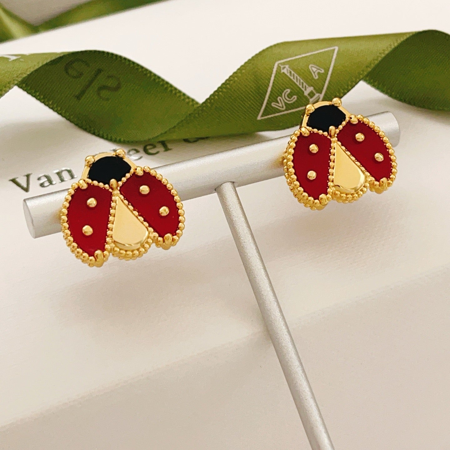 ??MIRA?¡¥LUCKY LADYBUG EARRINGS