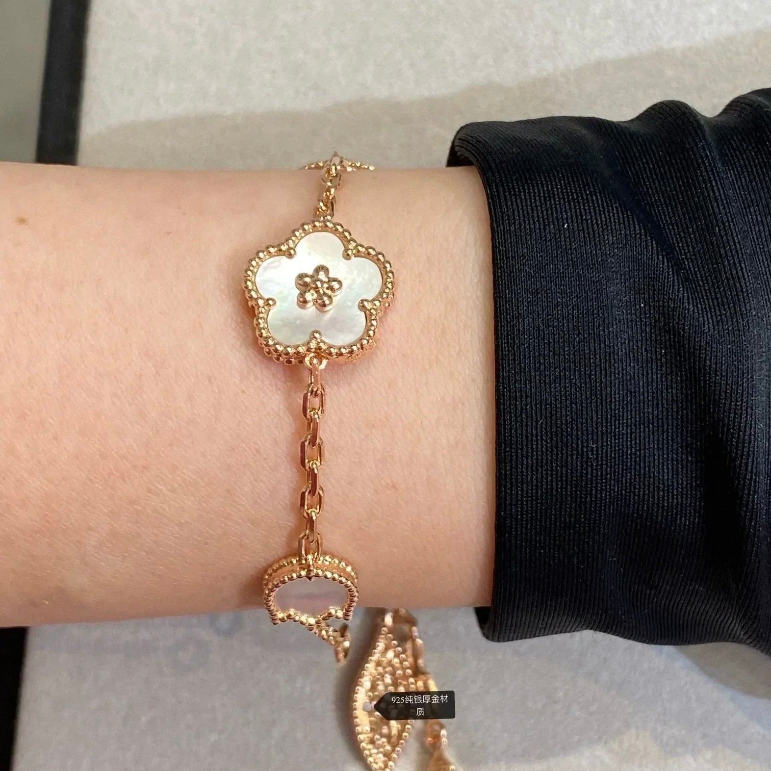 ??MIRA?¡¥LUCKY SPRING 5 MOTIF BRACELET
