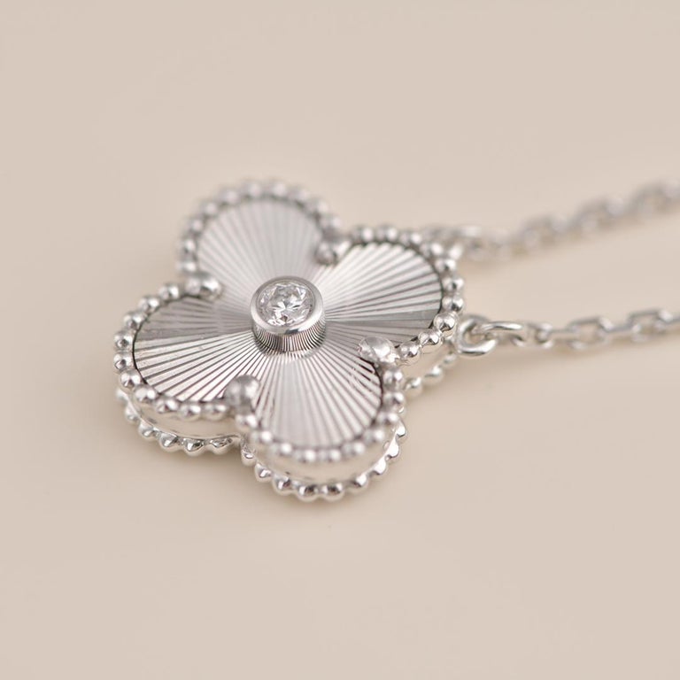 ??MIRA?¡¥CLOVER  15MM DIAMOND LASER NECKLACE SILVER