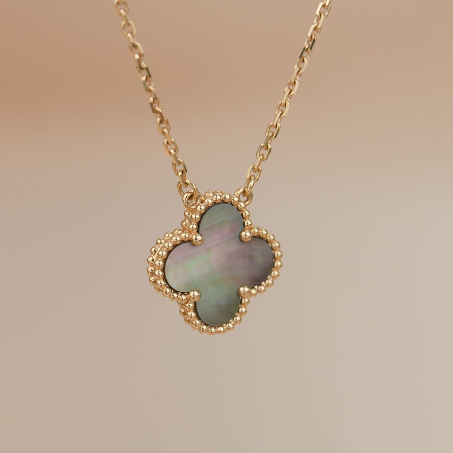 ??MIRA?¡¥CLOVER 15MM  GRAY MOTHER OF PEARL NECKLACE