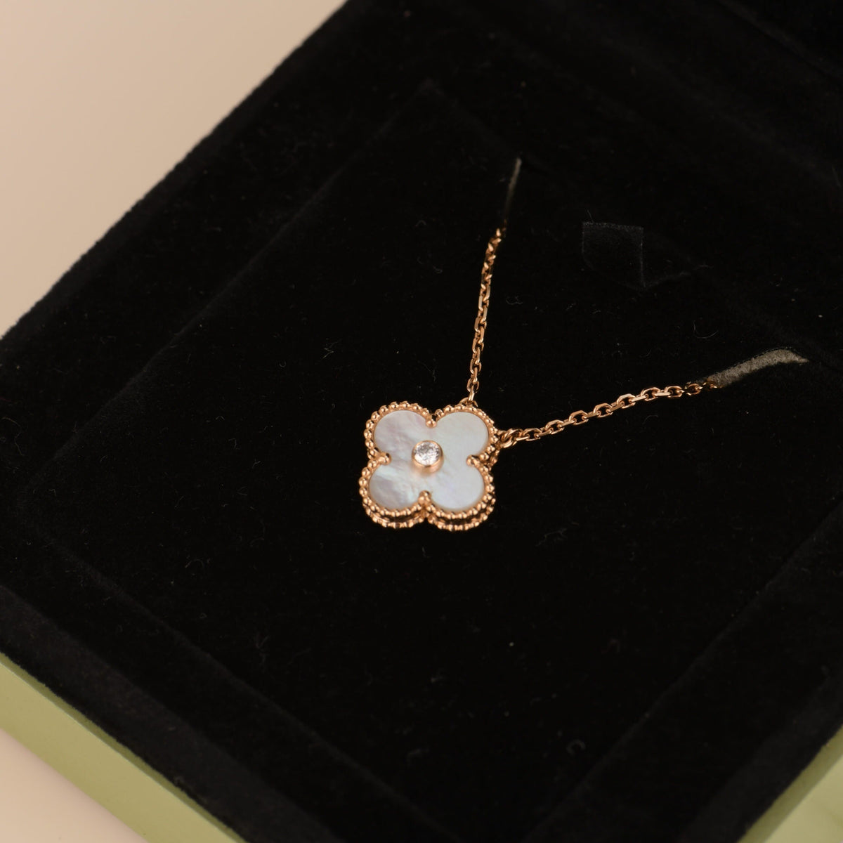 ??MIRA?¡¥CLOVER 15MM DIAMOND WHITE FRITILLARIA NECKLACE