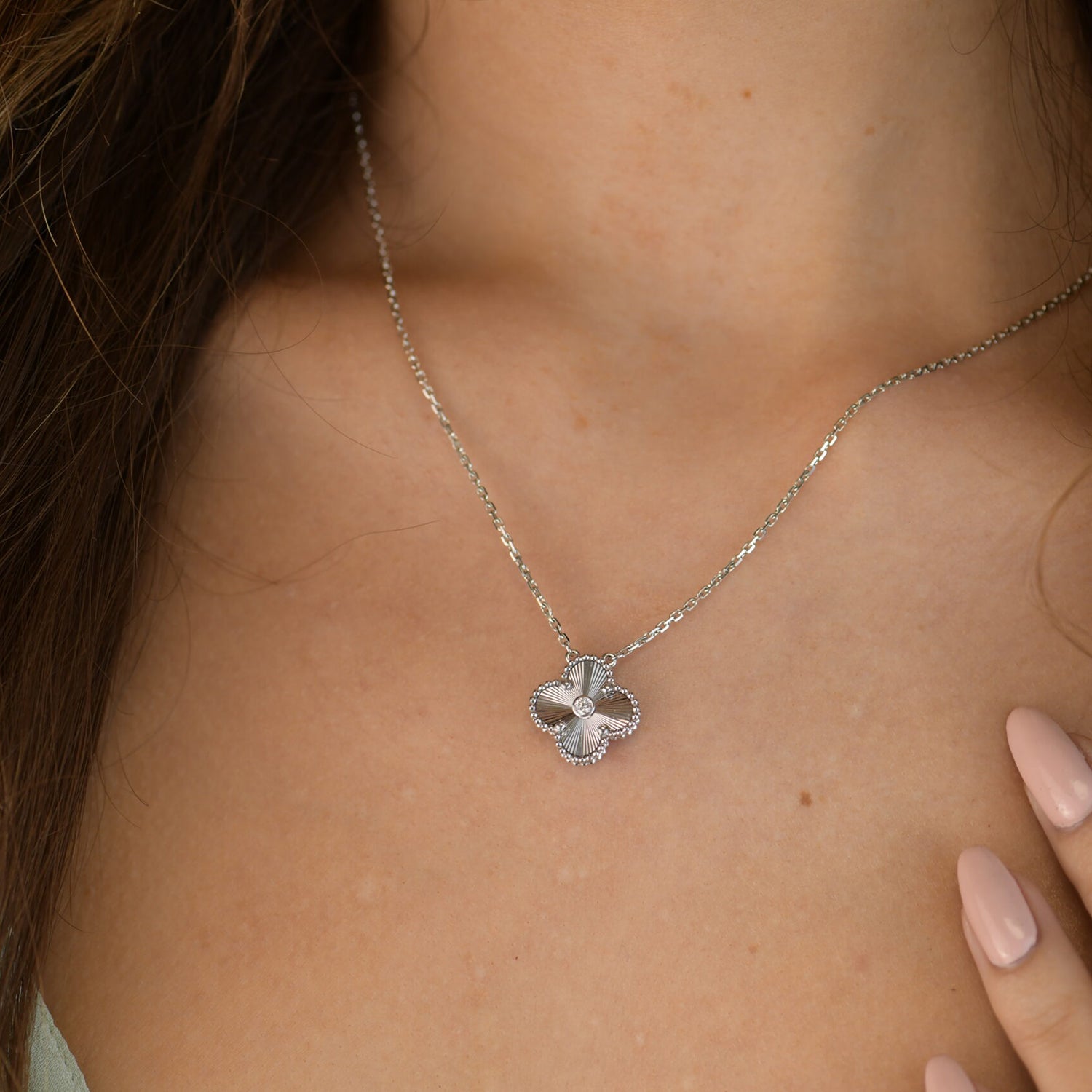 ??MIRA?¡¥CLOVER  15MM DIAMOND LASER NECKLACE SILVER