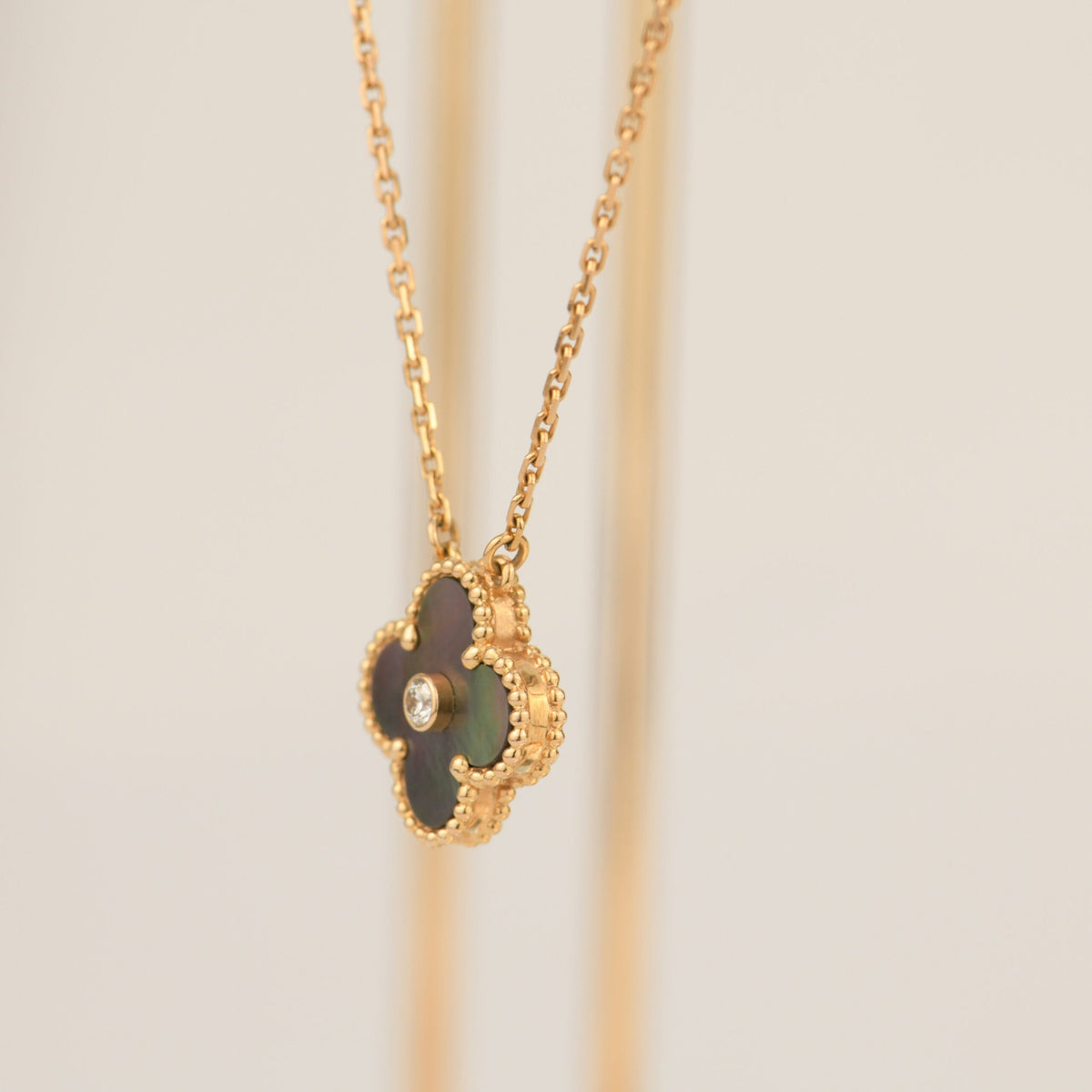 ??MIRA?¡¥CLOVER 15MM DIAMOND AND MOTHER-OF-GREY NECKLACE