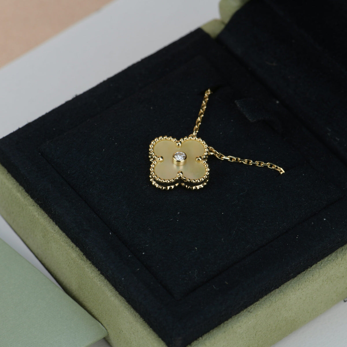 ??MIRA?¡¥CLOVER 15MM DIAMOND GOLD MOTHER OF PEARL NECKLACE