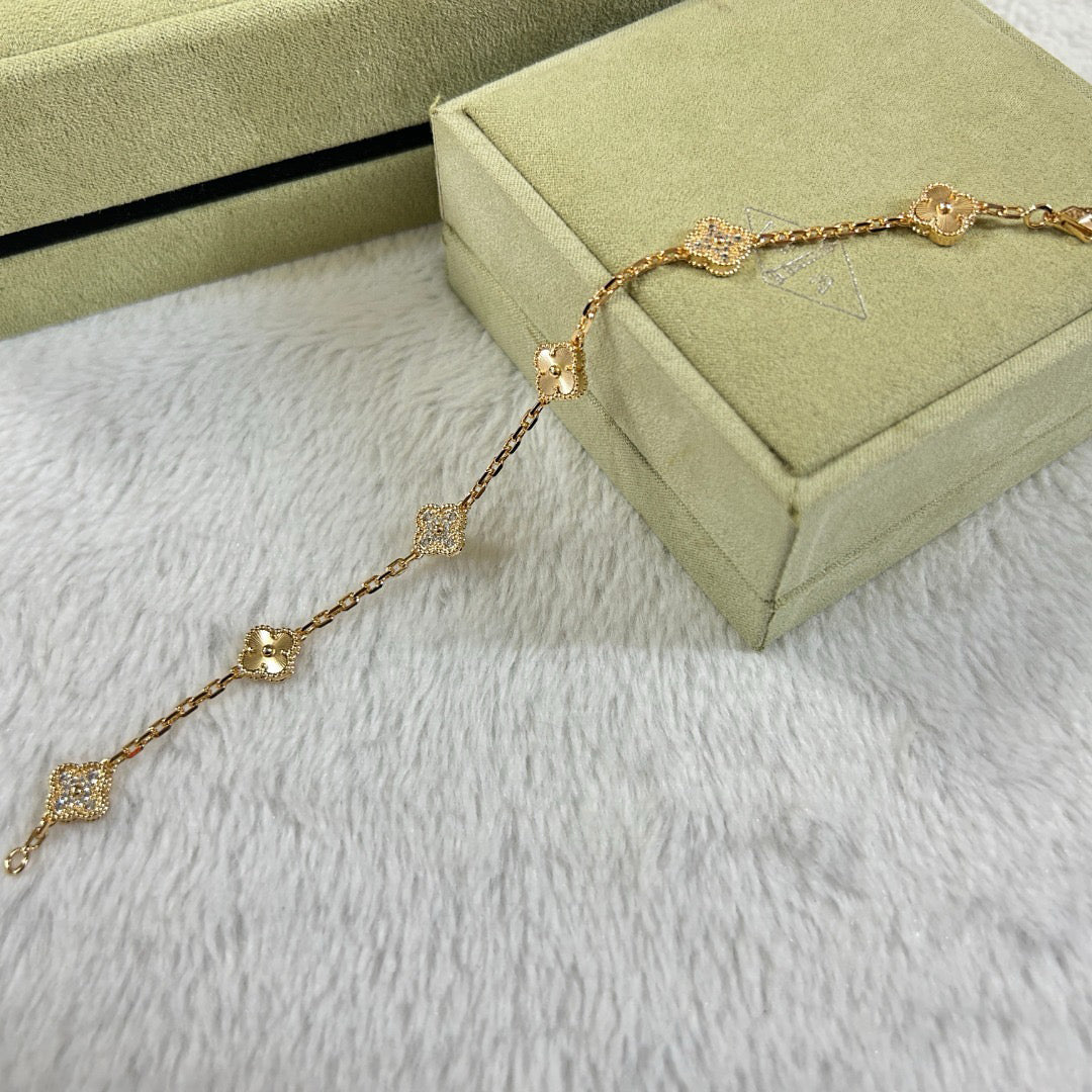 [??MIRA?¡¥]CLOVER 6 MOTIF DIAMOND LASER BRACELET