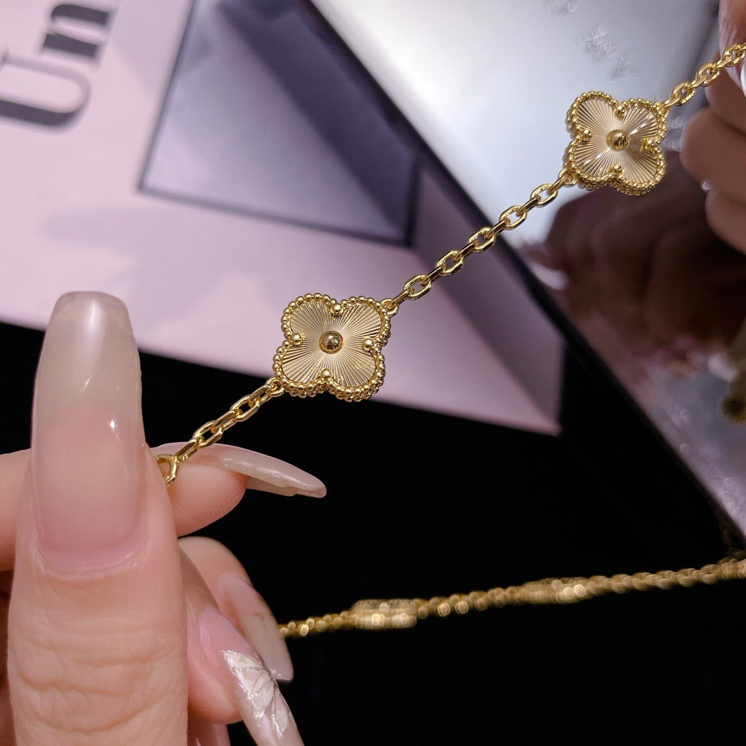 ??MIRA?¡¥CLOVER 10 MOTIFS LASER NECKLACE