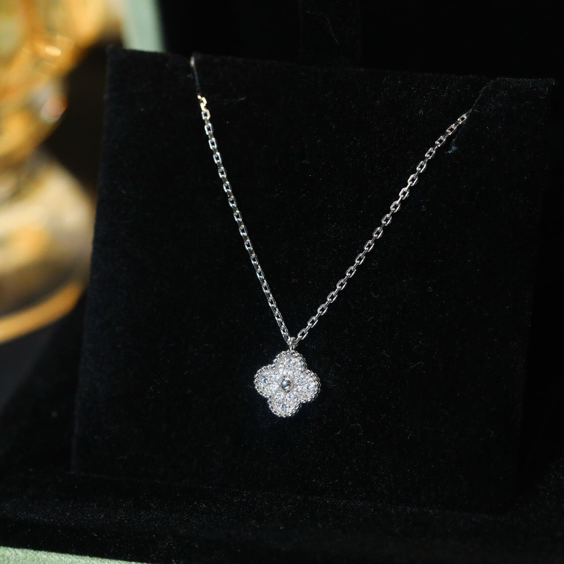??MIRA?¡¥CLOVER MINI 9.5MM PENDANT DIAMOND NECKLACE