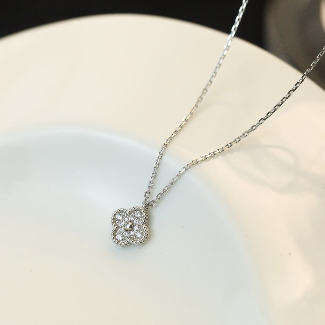 ??MIRA?¡¥CLOVER MINI 9.5MM PENDANT DIAMOND NECKLACE