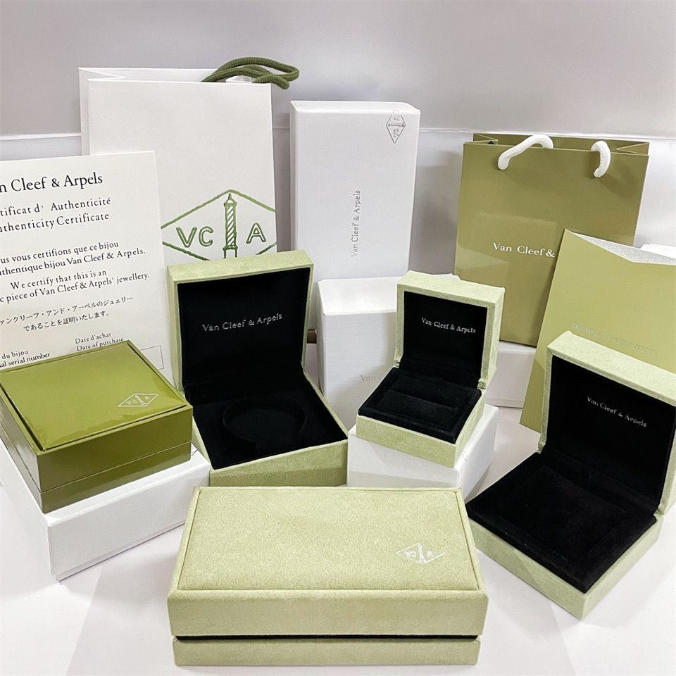 ??MIRA?¡¥VA CLOVER BRACELET NECKLACE RING BOX GIFT BAG