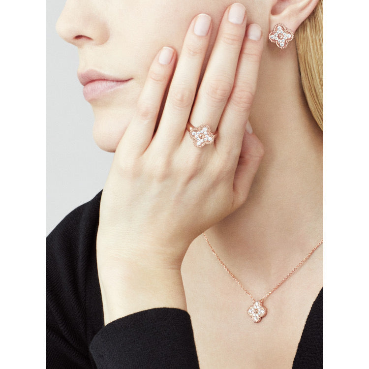 ??MIRA?¡¥CLOVER 15MM DIAMOND SINGLE FLOWER NECKLACE