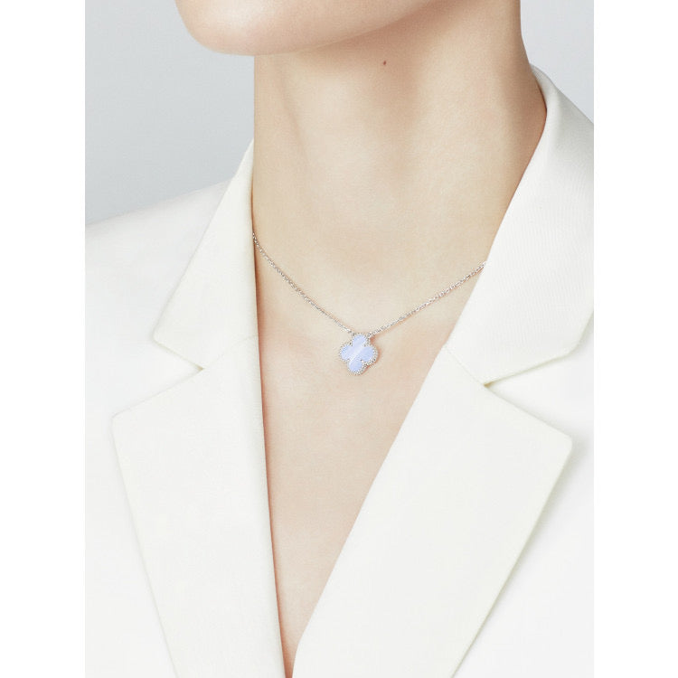 ??MIRA?¡¥CLOVER 15MM BLUE CHALCEDONY NECKLACE SILVER