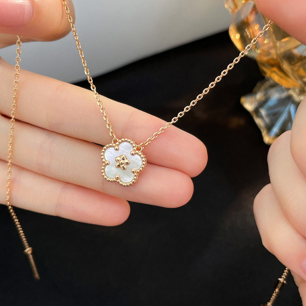 ??MIRA?¡¥LUCKY  WHITE MOP  PLUM BLOSSOM NECKLACE