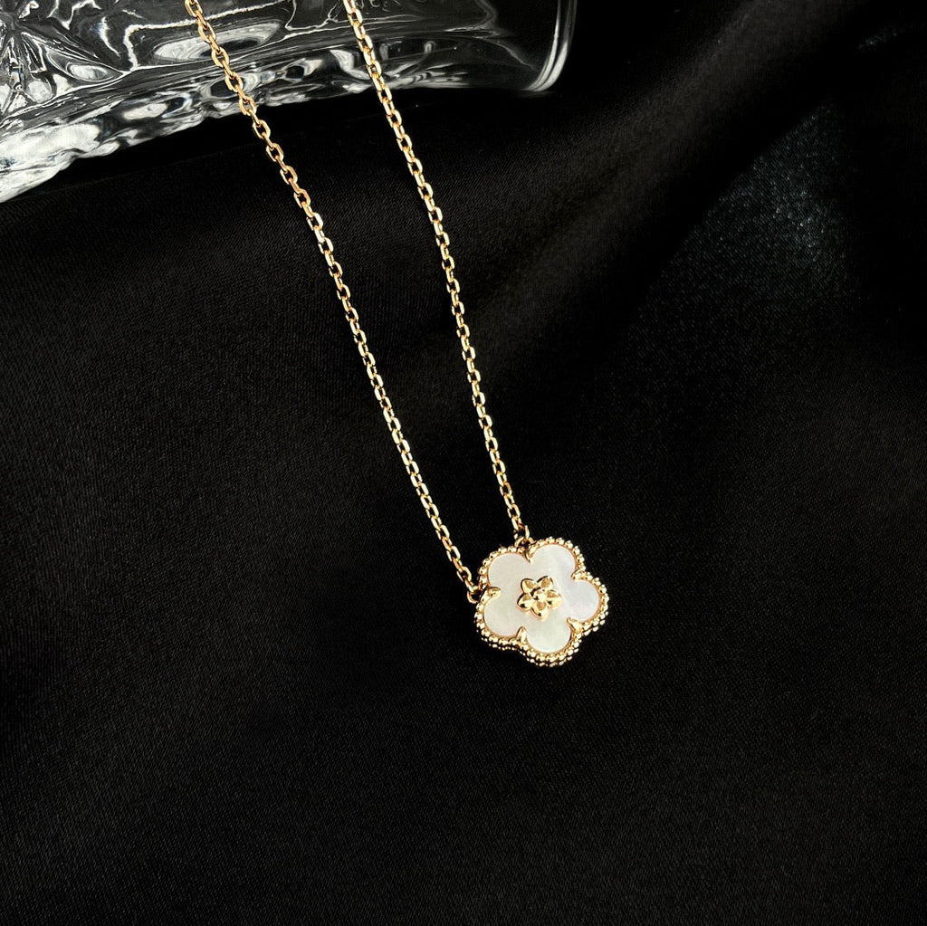??MIRA?¡¥LUCKY  WHITE MOP  PLUM BLOSSOM NECKLACE