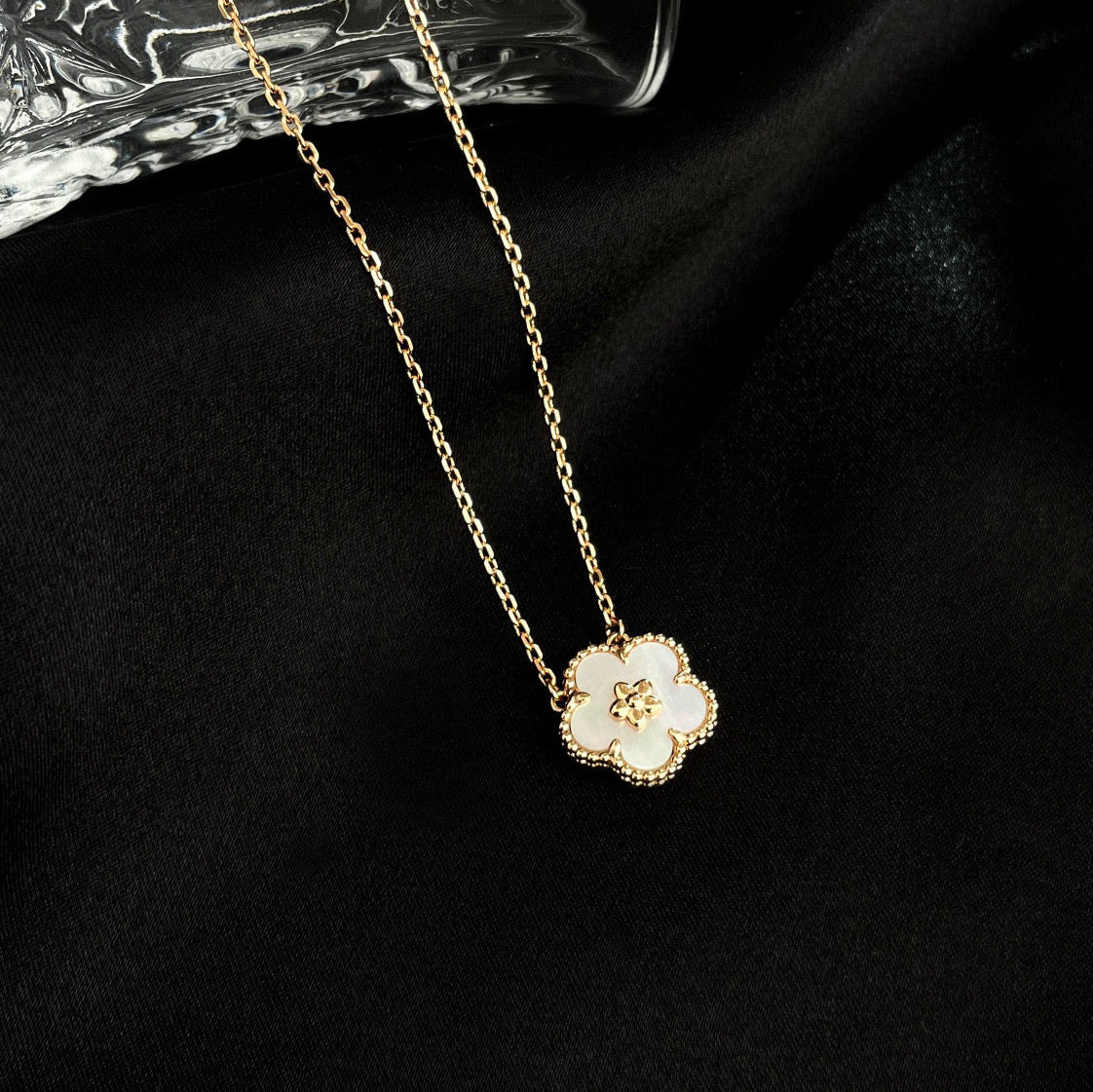??MIRA?¡¥LUCKY  WHITE MOP  PLUM BLOSSOM NECKLACE