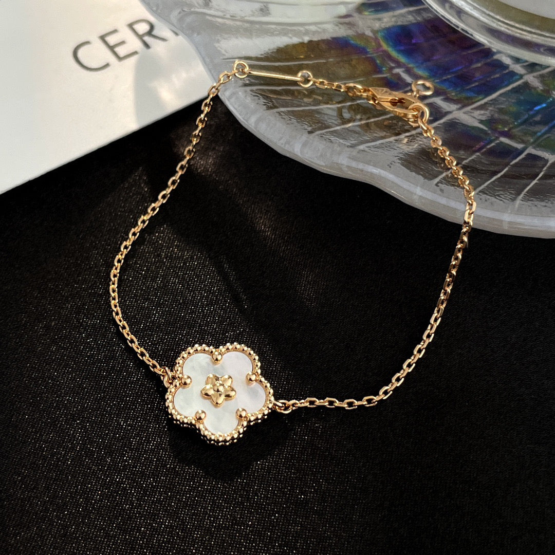 ??MIRA?¡¥LUCKY WHITE MOP PLUM BLOSSOM  BRACELET