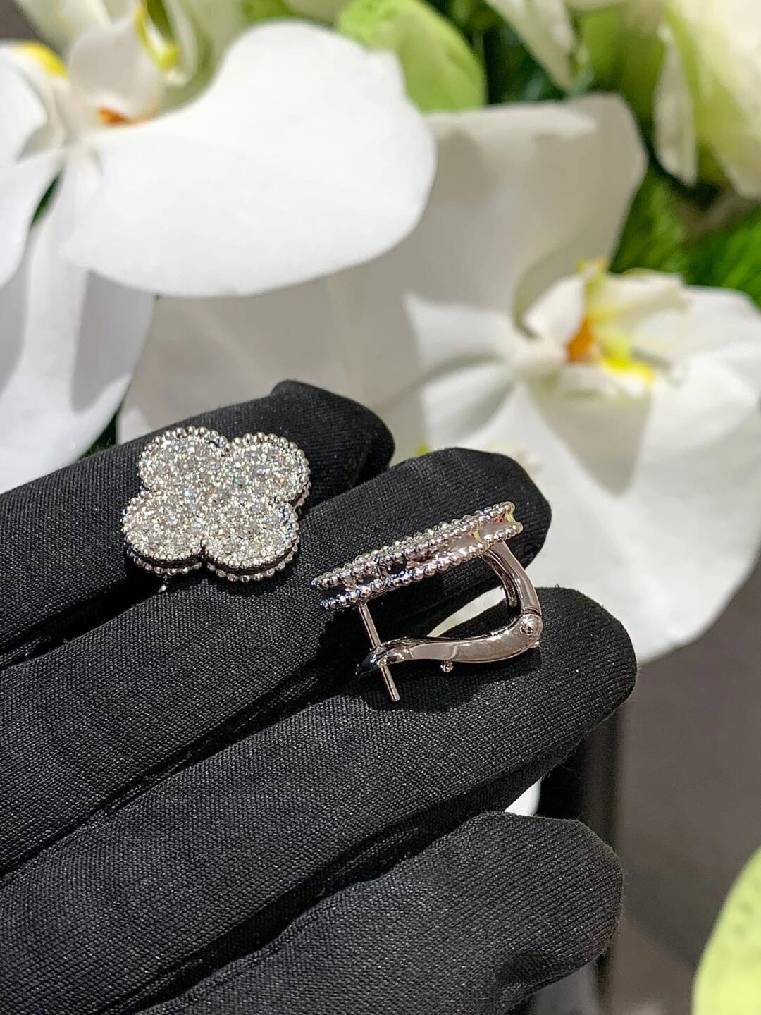[MIRA] CLOVER 20MM MOTIFS DIAMOND STUD EARRINGS SILVER