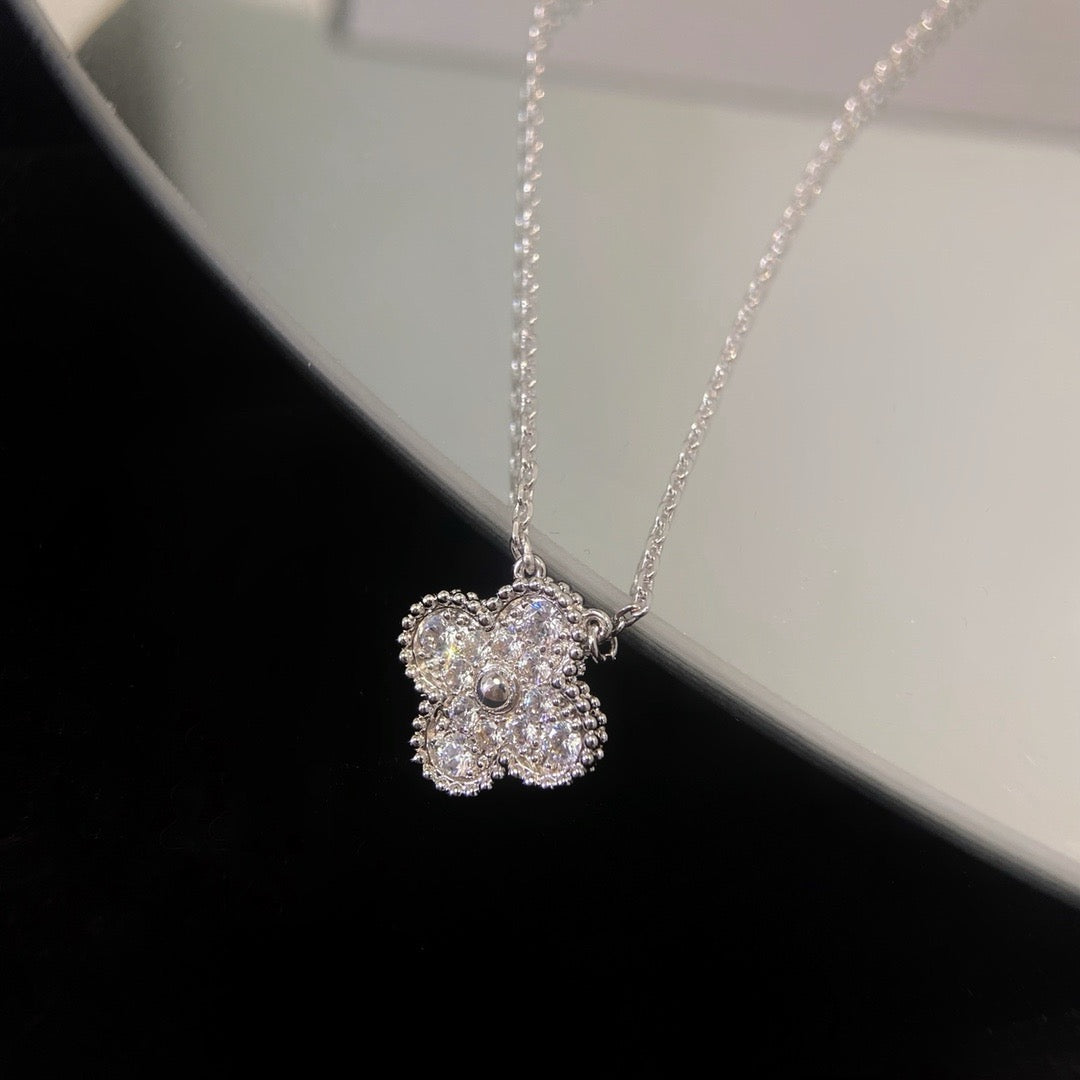 ??MIRA?¡¥CLOVER 15MM DIAMOND SINGLE FLOWER NECKLACE