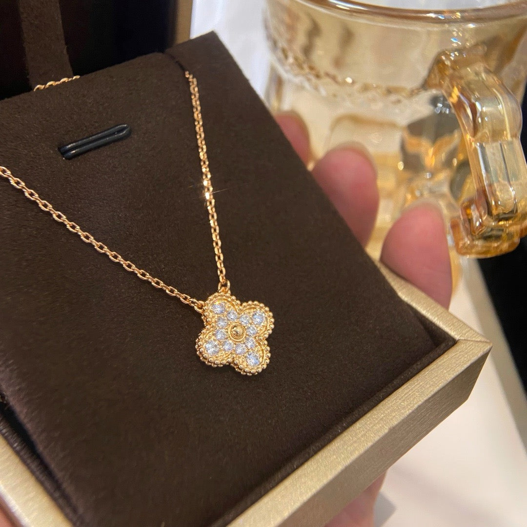 ??MIRA?¡¥CLOVER 15MM DIAMOND SINGLE FLOWER NECKLACE