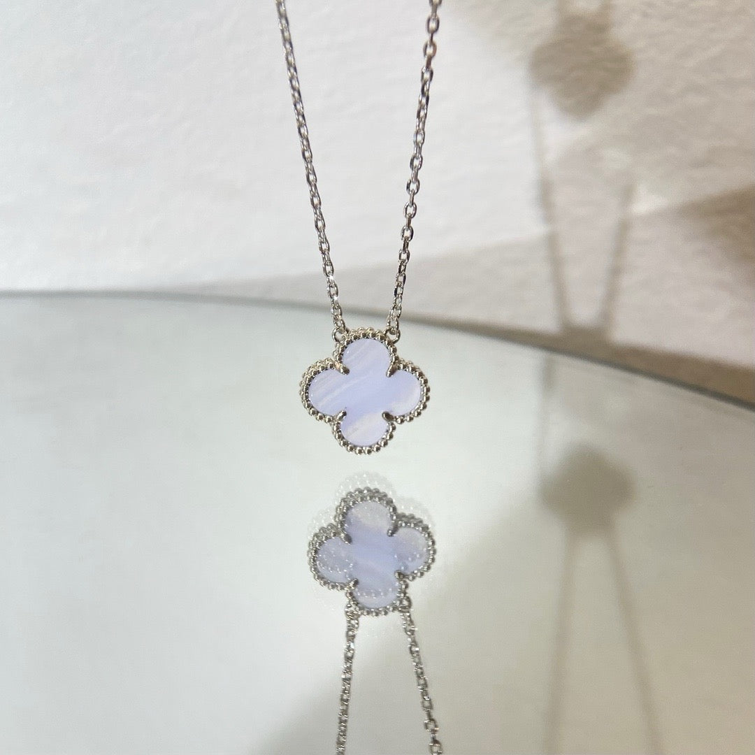 ??MIRA?¡¥CLOVER 15MM BLUE CHALCEDONY NECKLACE SILVER