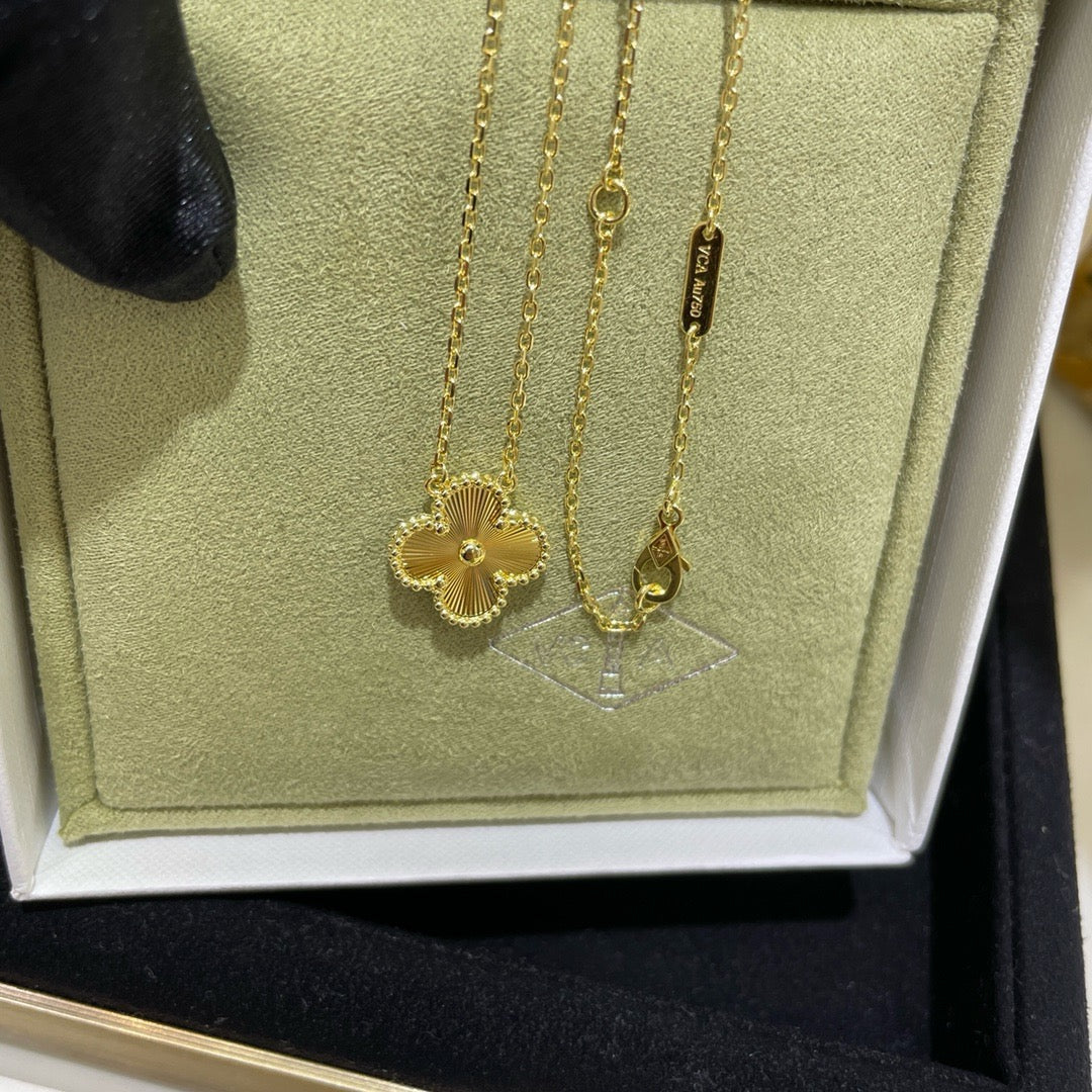 ??MIRA?¡¥CLOVER 15MM LASER NECKLACE