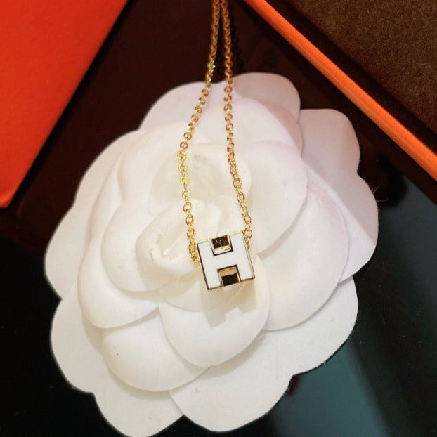 ??MIRA?¡¥H WHITE SQUARE GOLD NECKLACE