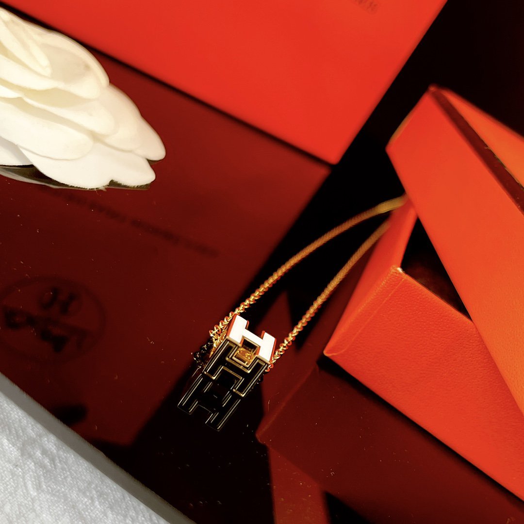 ??MIRA?¡¥H WHITE SQUARE GOLD NECKLACE