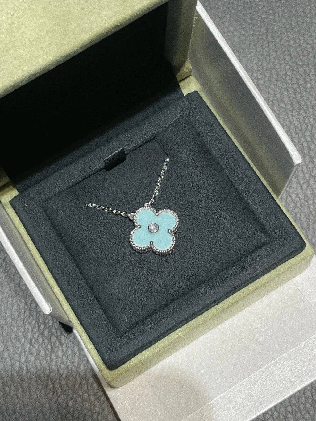 ??MIRA?¡¥CLOVER 1 DIAMOND LIGHT BLUE SILVER NECKLACE