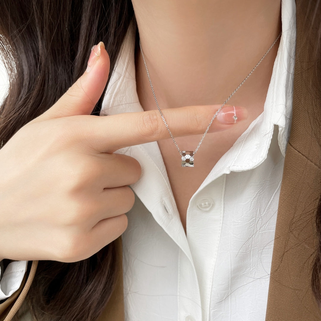 ??MIRA?¡¥BEE MINI PEDANT DIAMOND NECKLACE
