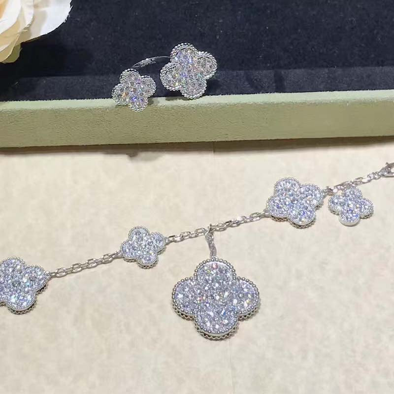 ??MIRA?¡¥CLOVER 6 MOTIFS SILVER DIAMOND BRACELET
