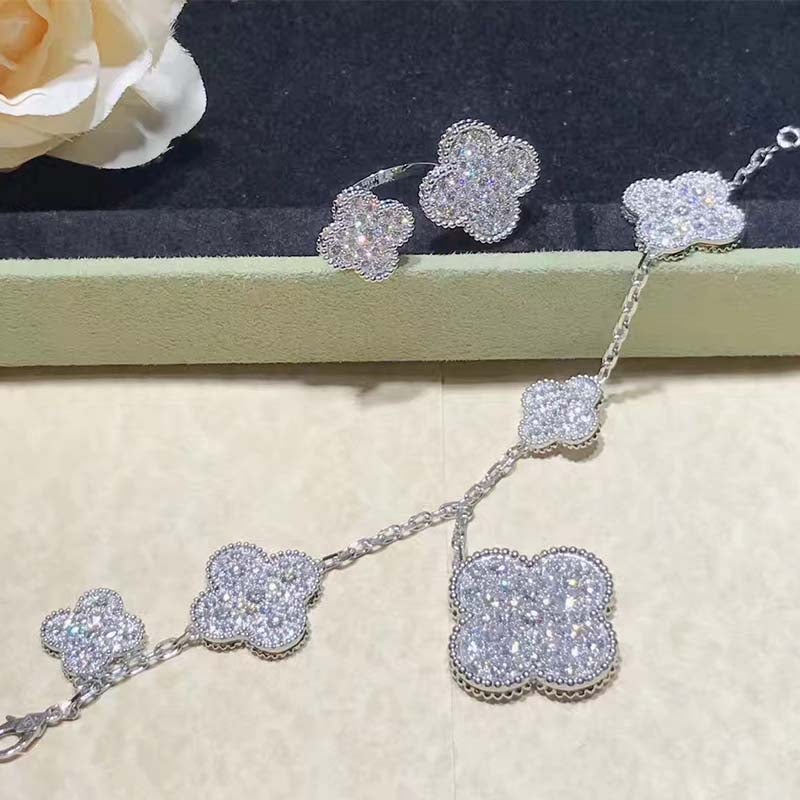 ??MIRA?¡¥CLOVER 6 MOTIFS SILVER DIAMOND BRACELET