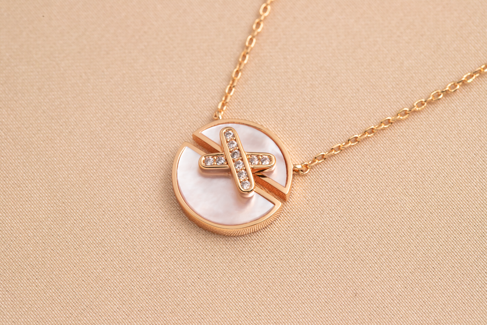 ??MIRA?¡¥JEUX DE PINK GOLD DIAMOND NECKLACE