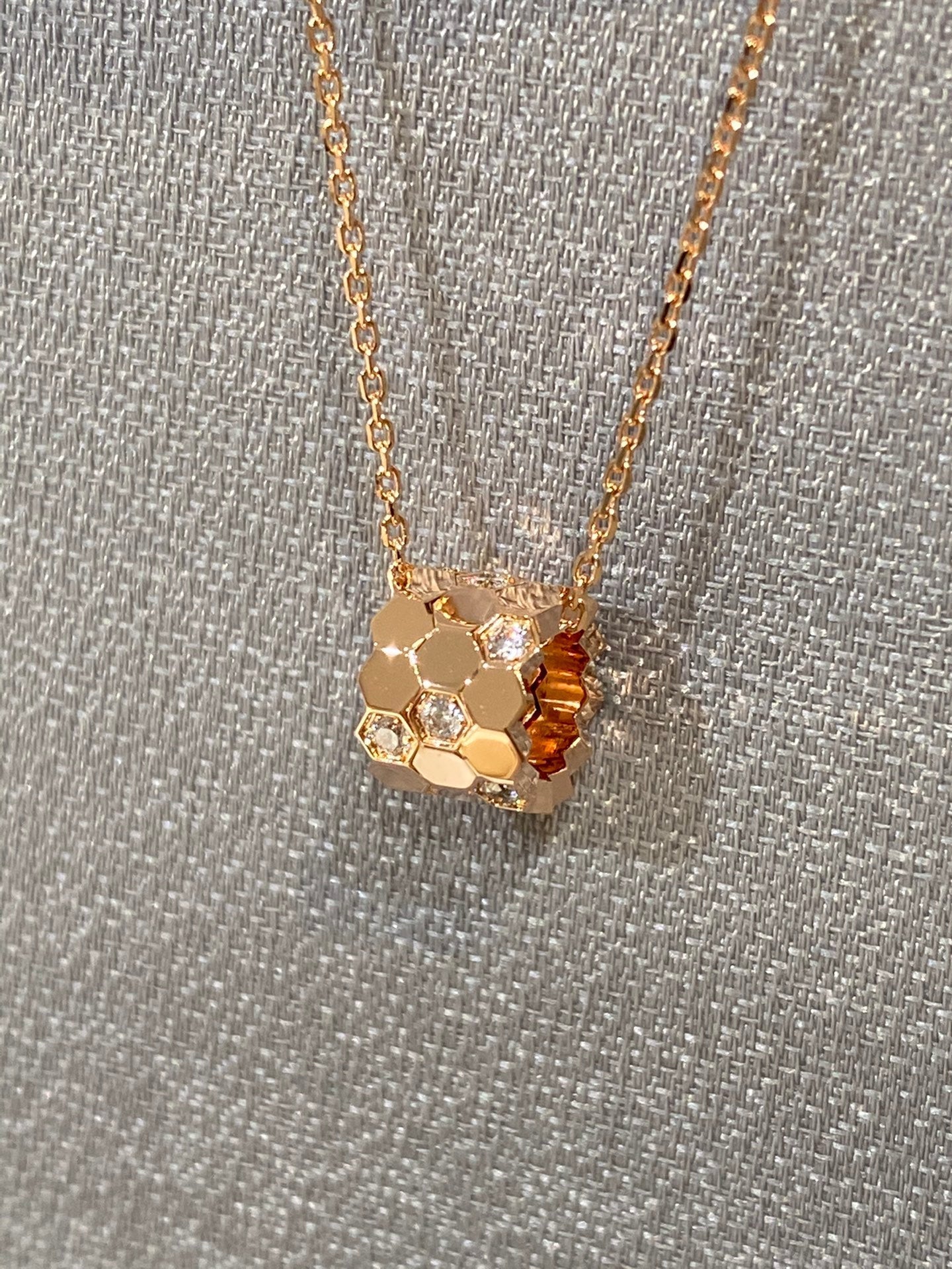 ??MIRA?¡¥BEE LOVE DIAMOND NECKLACE