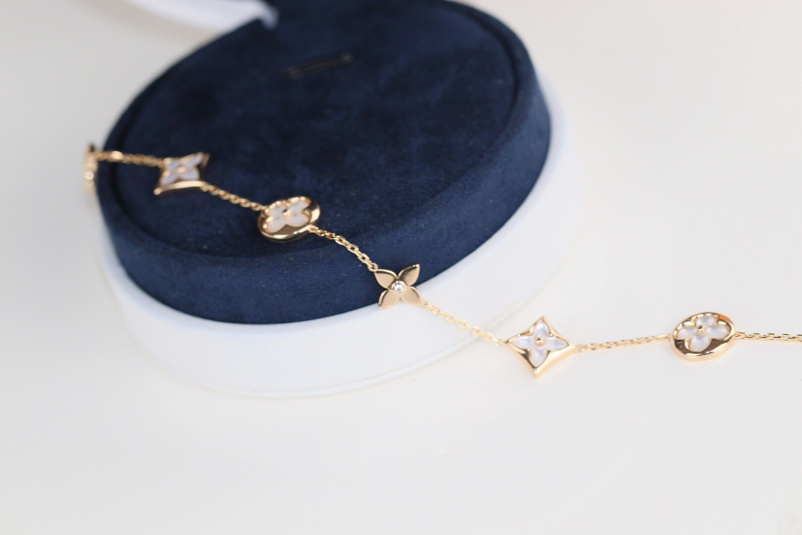 ??MIRA?¡¥LEAF CLOVER BRACELET