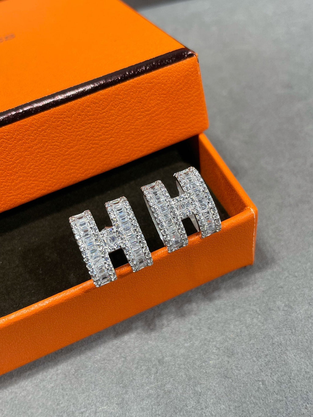 ??MIRA?¡¥H STUD EARRINGS WITH SILVER DIAMONDS