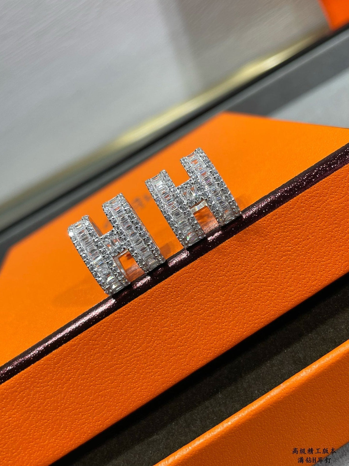 ??MIRA?¡¥H STUD EARRINGS WITH SILVER DIAMONDS