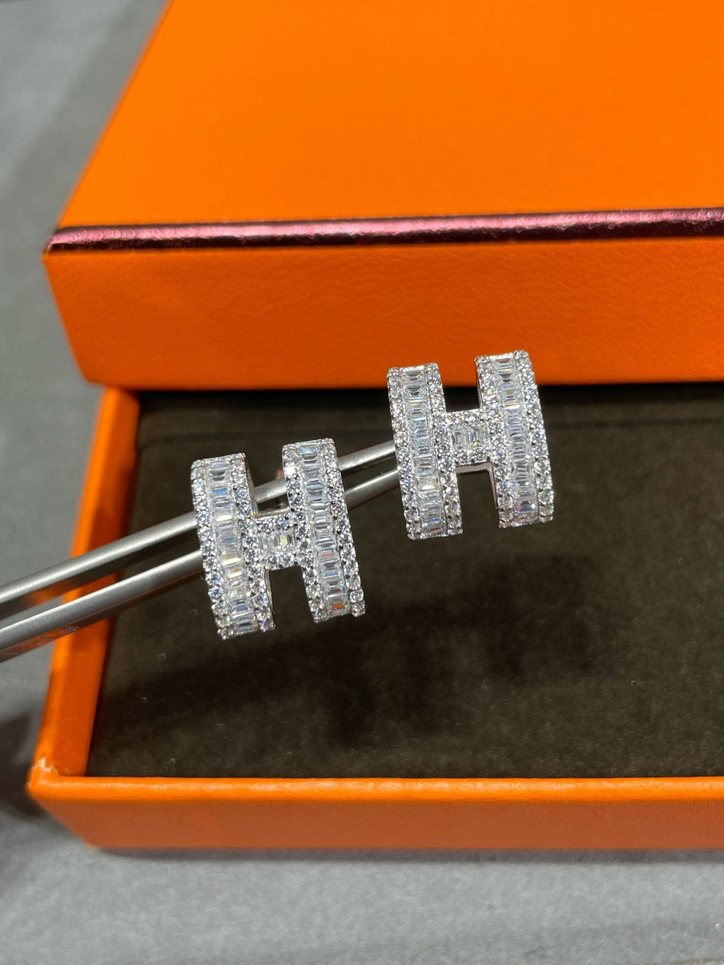 ??MIRA?¡¥H STUD EARRINGS WITH SILVER DIAMONDS