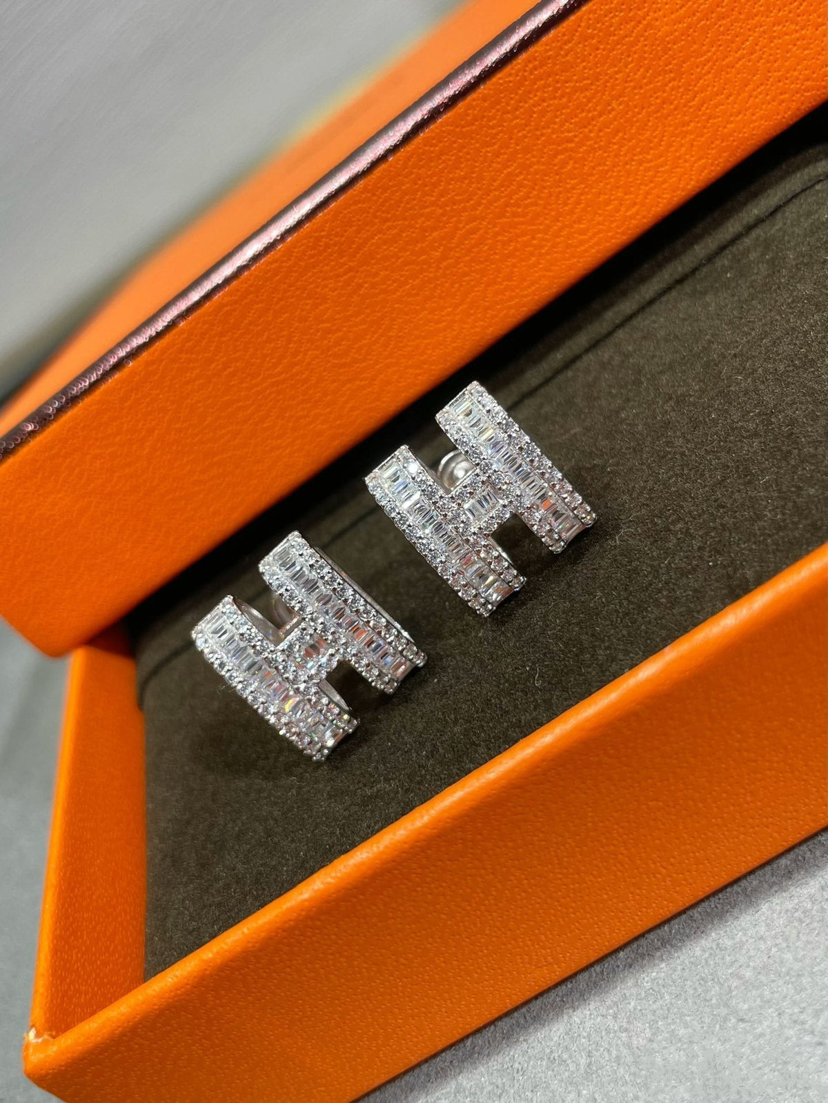 ??MIRA?¡¥H STUD EARRINGS WITH SILVER DIAMONDS