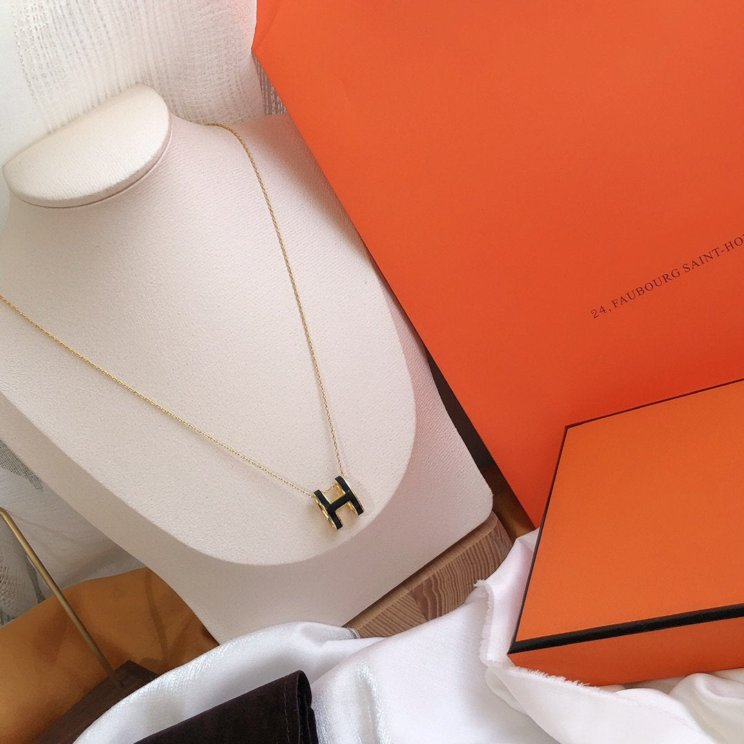 ??MIRA?¡¥HM CLIC BLACK ENAMEL GOLD NECKLACE