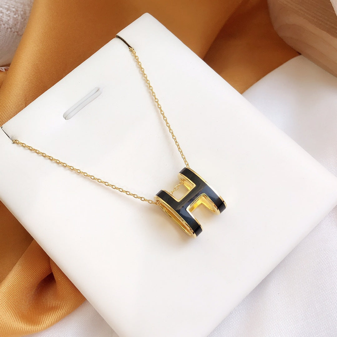 ??MIRA?¡¥HM CLIC BLACK ENAMEL GOLD NECKLACE