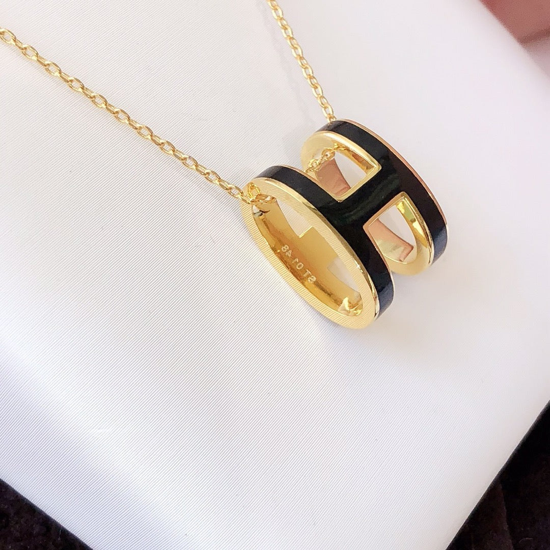 ??MIRA?¡¥HM CLIC BLACK ENAMEL GOLD NECKLACE